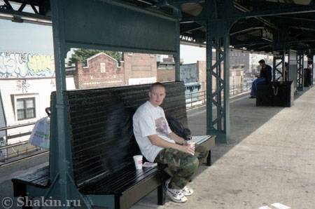 Старик Глобатор на станции метро Bay Parkway в Нью Йорке