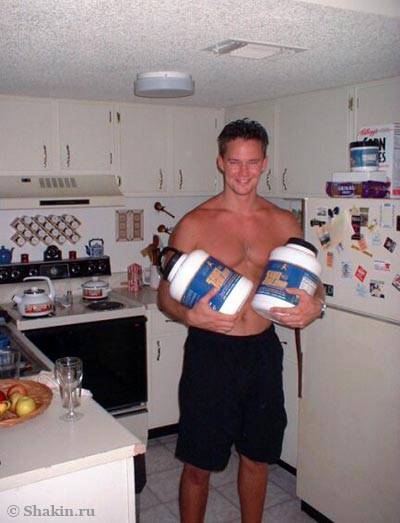 Я с банками протеина в начале тренировок у себя на кухне